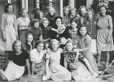 876964 Groepsportret (klassenfoto) van de leerlingen van de 6e klas van de Piusschool voor R.K. onderwijs voor meisjes ...